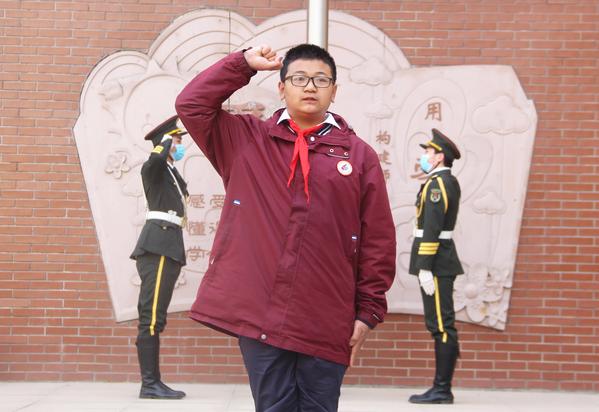 5邵帝文带领全体师生进行宣誓 5邵帝文带领全体师生进行宣誓